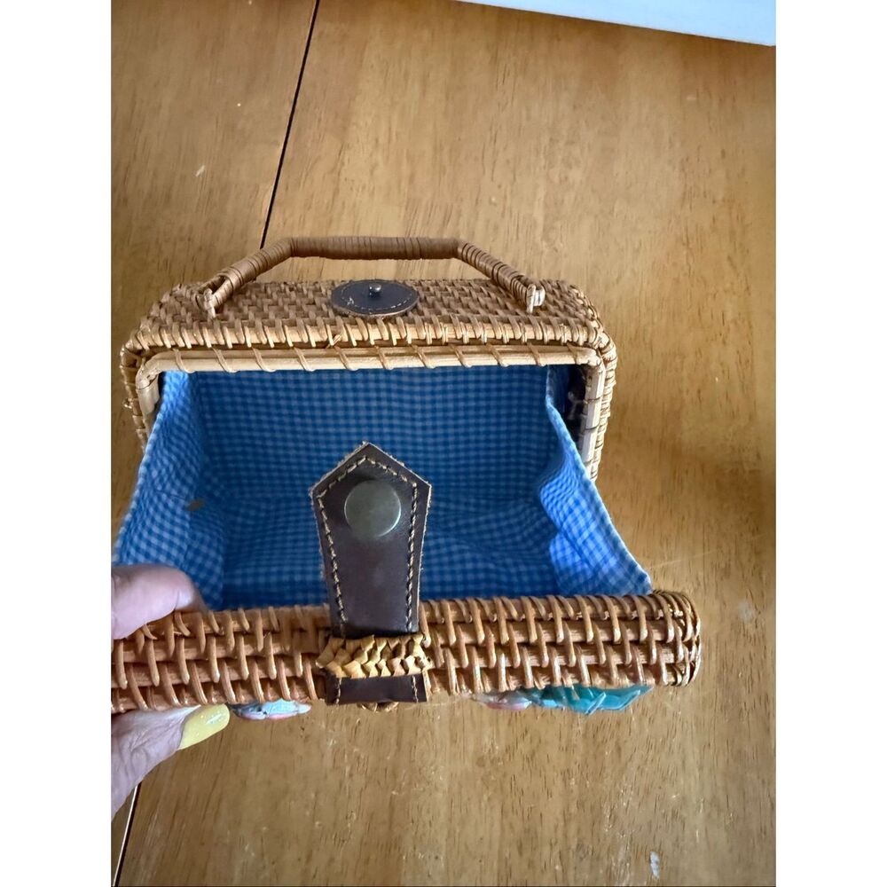 wicker handbag with crab decoration, coastal/vintage style. - Picture 10 of 13